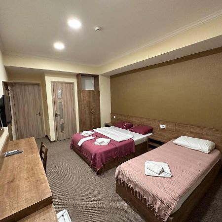 5 Rooms Near 300 Aragveli Metro Station Tiflis Exterior foto