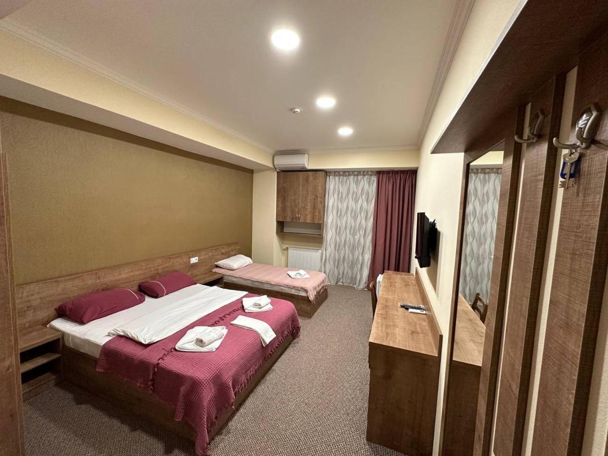 5 Rooms Near 300 Aragveli Metro Station Tiflis Exterior foto