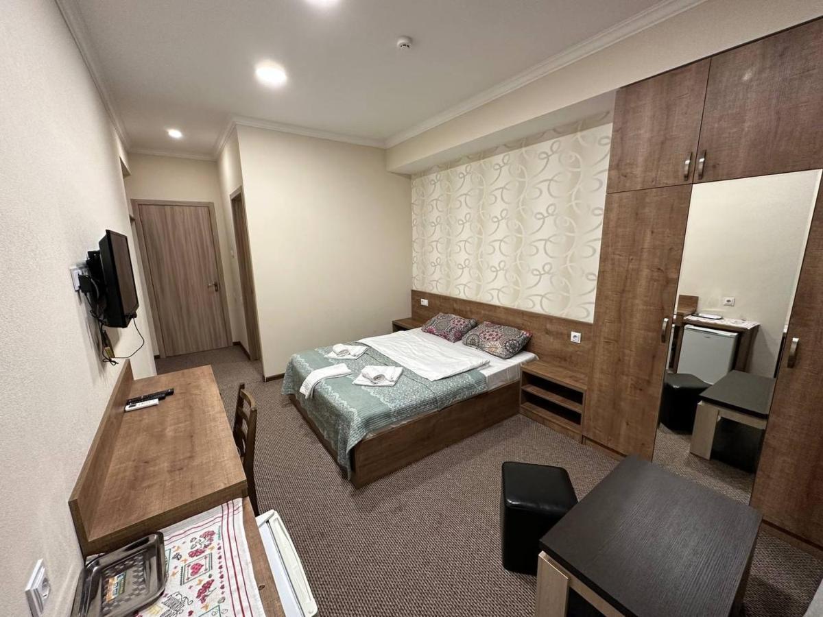 5 Rooms Near 300 Aragveli Metro Station Tiflis Exterior foto