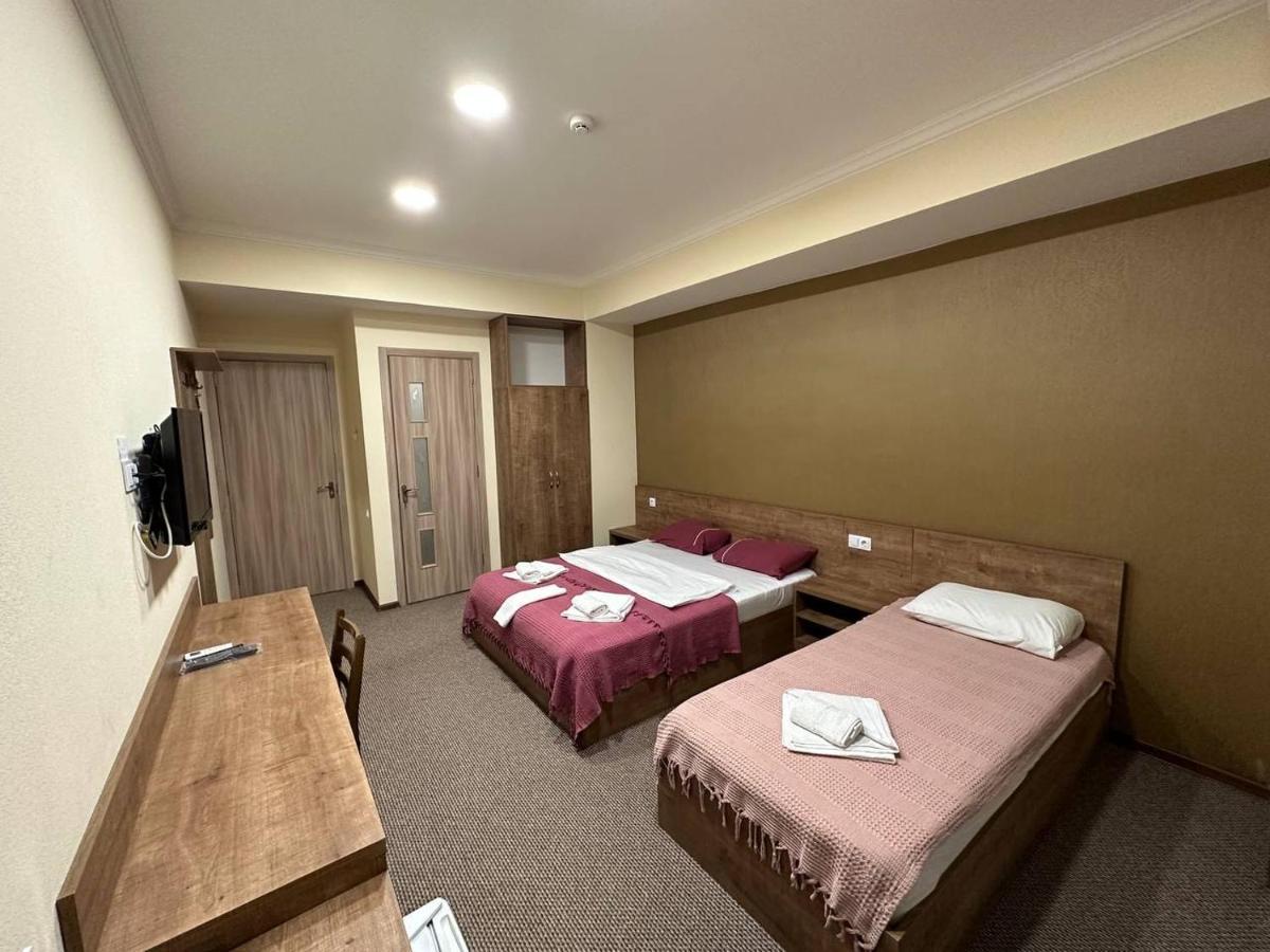 5 Rooms Near 300 Aragveli Metro Station Tiflis Exterior foto