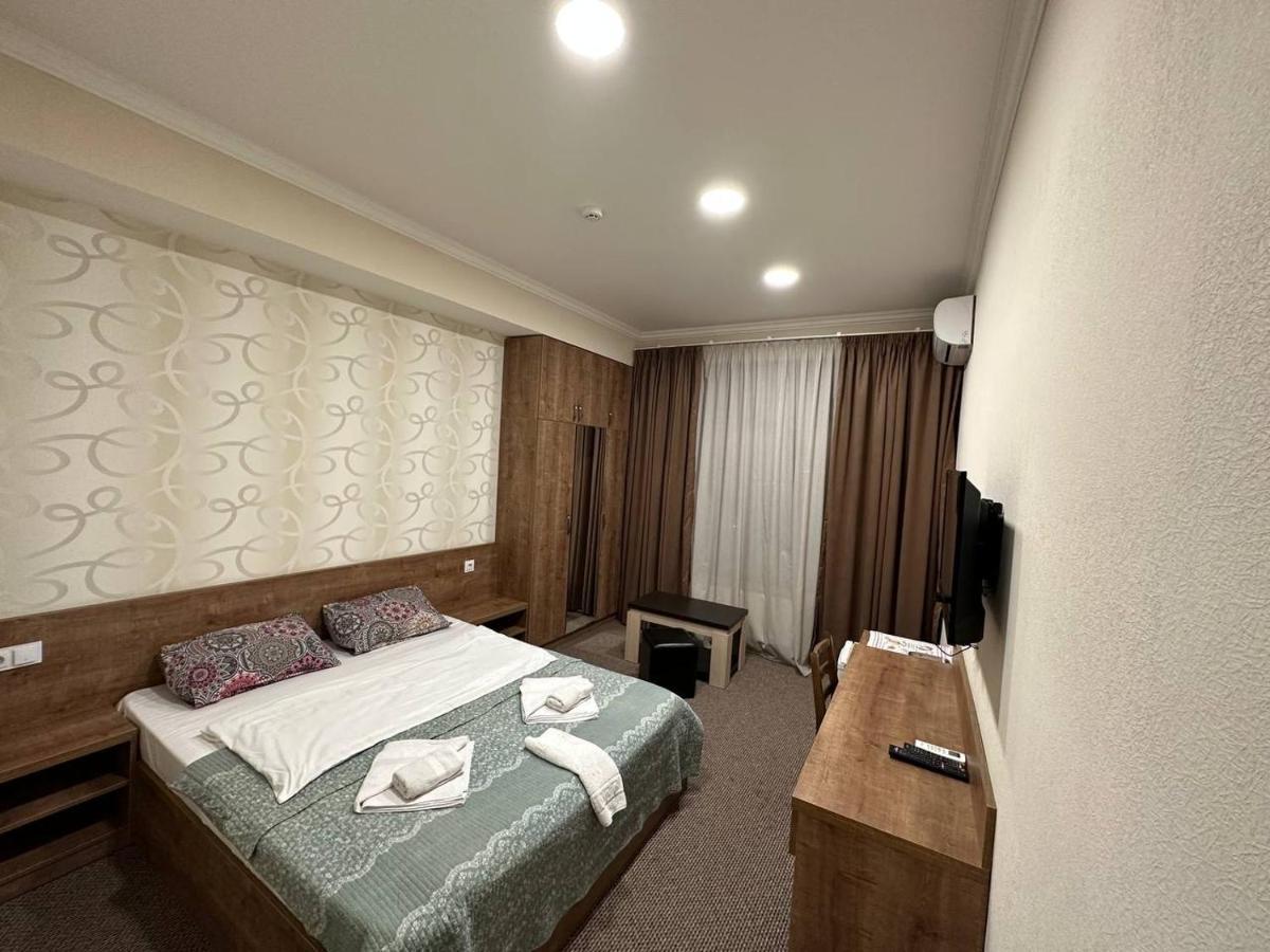 5 Rooms Near 300 Aragveli Metro Station Tiflis Exterior foto