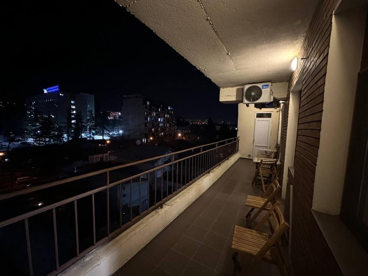 5 Rooms Near 300 Aragveli Metro Station Tiflis Exterior foto