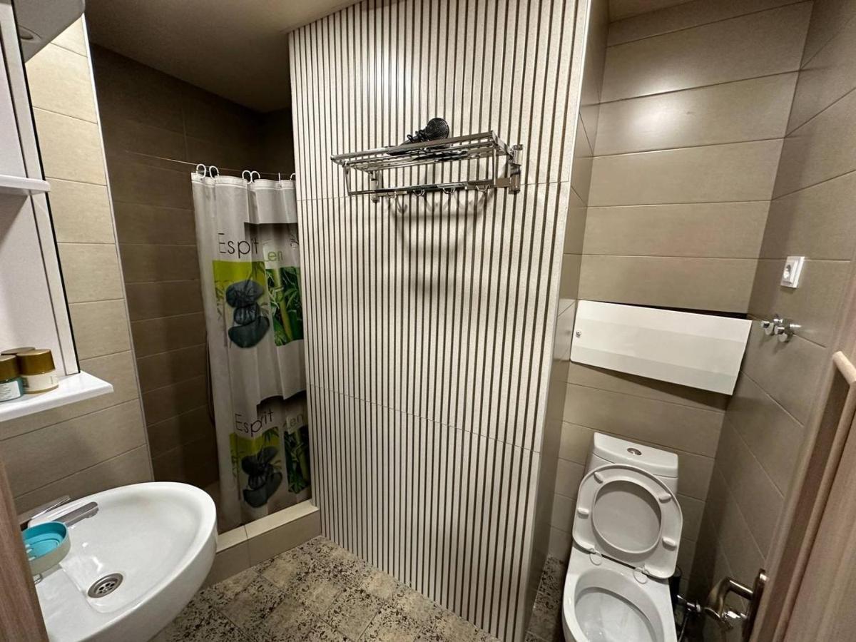 5 Rooms Near 300 Aragveli Metro Station Tiflis Exterior foto