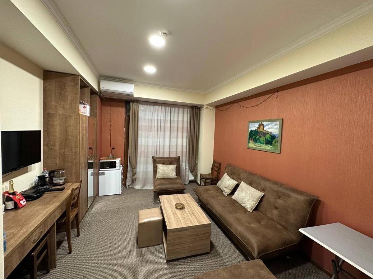 5 Rooms Near 300 Aragveli Metro Station Tiflis Exterior foto