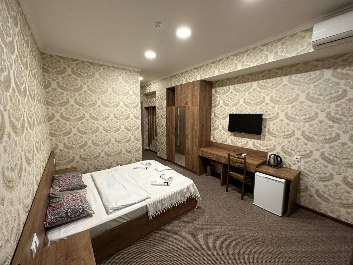 5 Rooms Near 300 Aragveli Metro Station Tiflis Exterior foto
