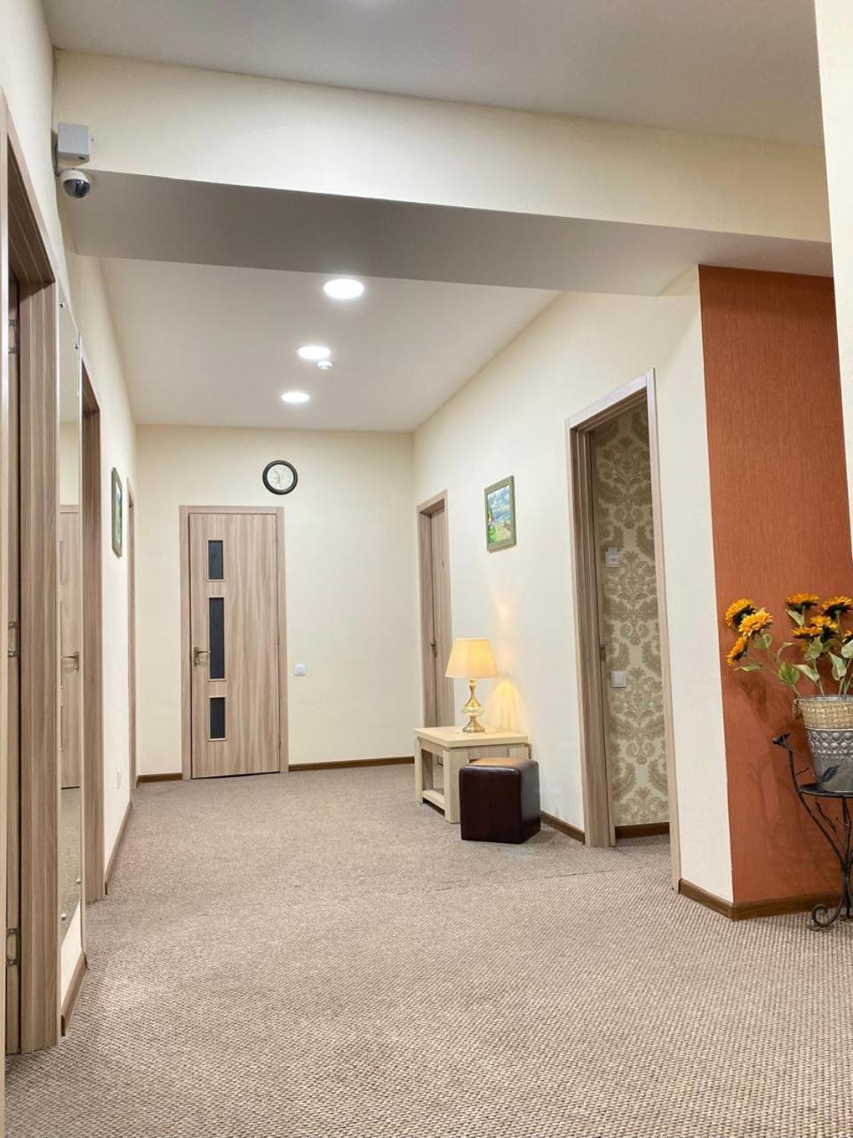 5 Rooms Near 300 Aragveli Metro Station Tiflis Exterior foto