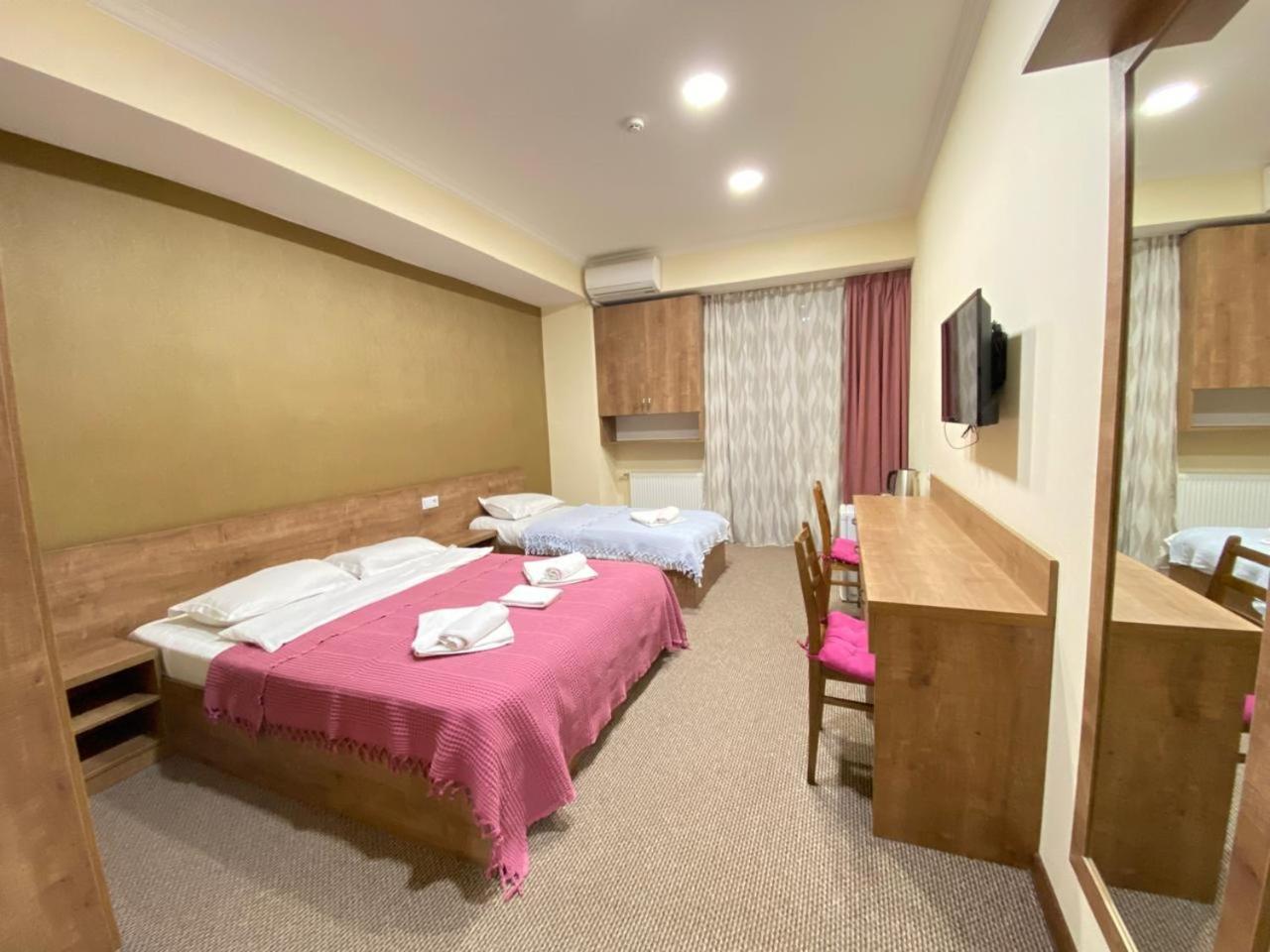 5 Rooms Near 300 Aragveli Metro Station Tiflis Habitación foto