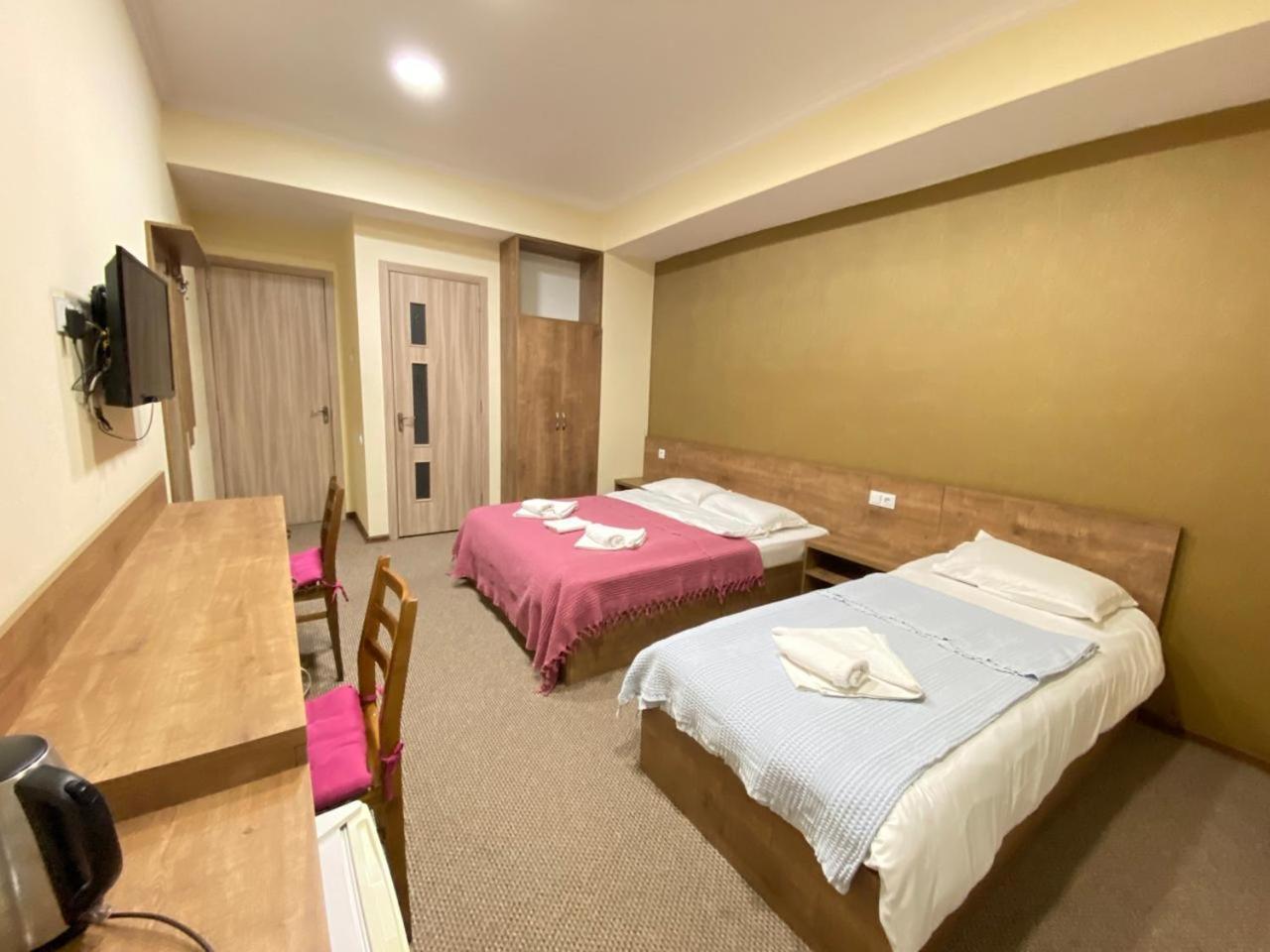 5 Rooms Near 300 Aragveli Metro Station Tiflis Exterior foto