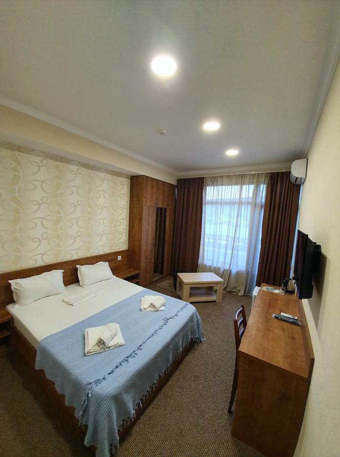 5 Rooms Near 300 Aragveli Metro Station Tiflis Exterior foto