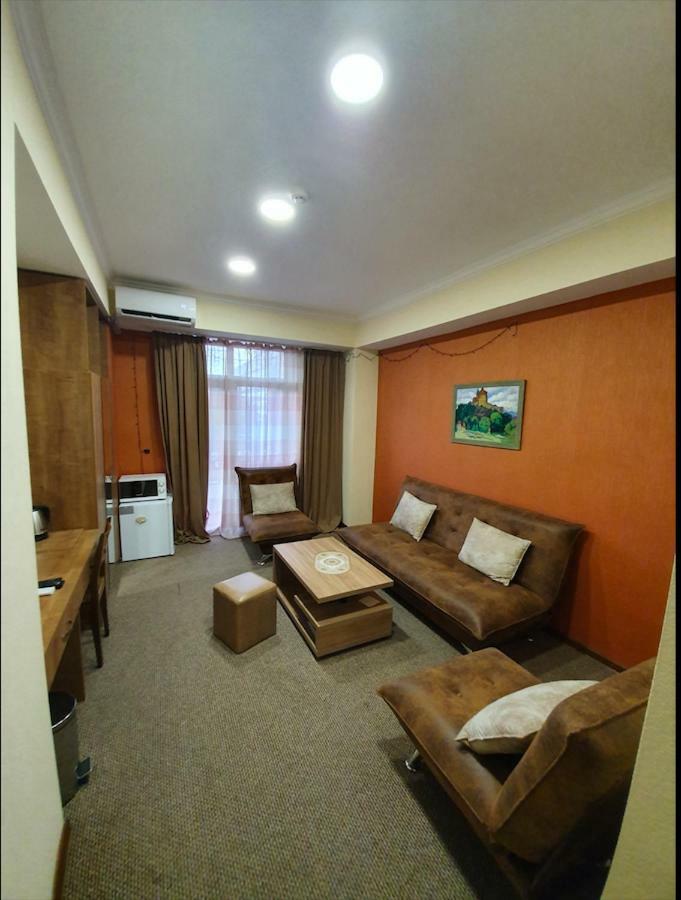 5 Rooms Near 300 Aragveli Metro Station Tiflis Exterior foto