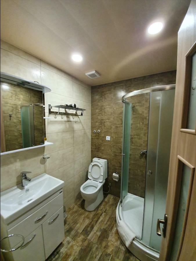 5 Rooms Near 300 Aragveli Metro Station Tiflis Exterior foto