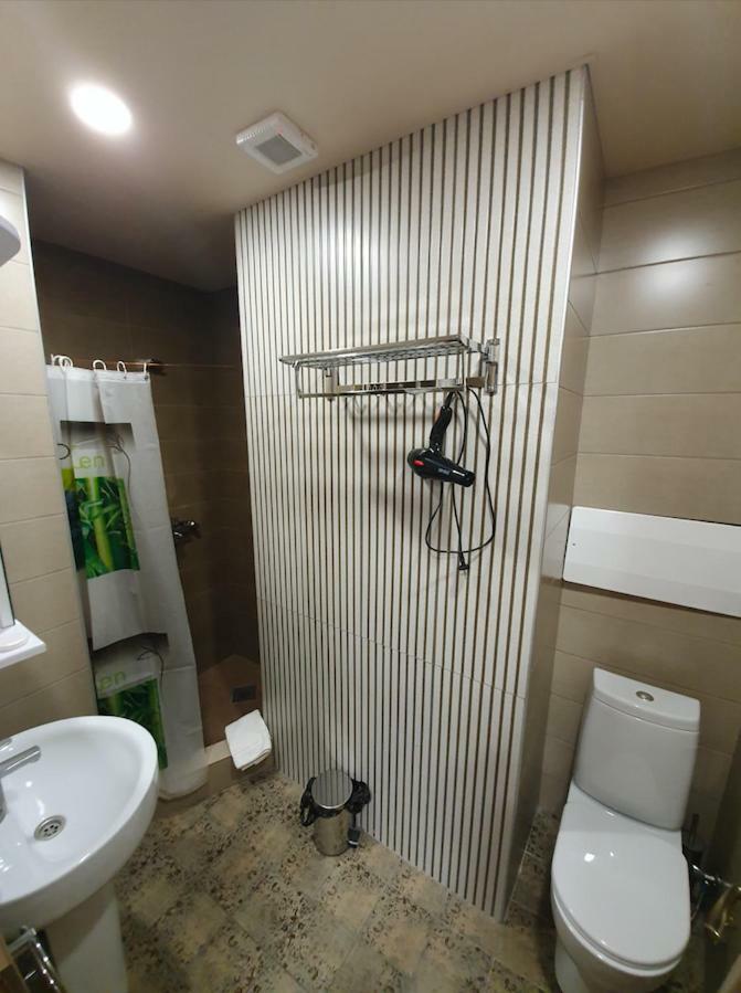 5 Rooms Near 300 Aragveli Metro Station Tiflis Exterior foto