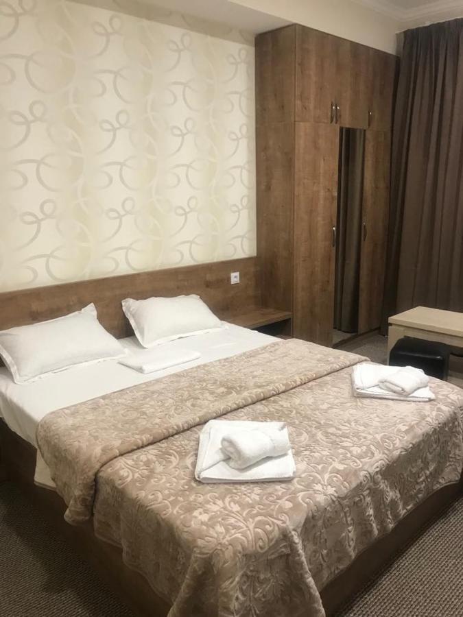 5 Rooms Near 300 Aragveli Metro Station Tiflis Exterior foto
